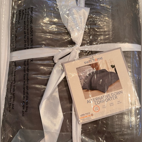 Gray BNWT Twin alternative town comforter - Picture 3 of 3